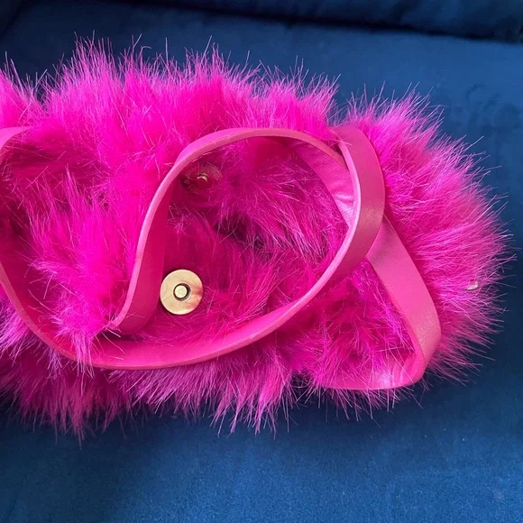 FURRY HANDBAG/CROSSBODY
FUCHSIA
two strap bag
Crossbody chain - Picture 4 of 5